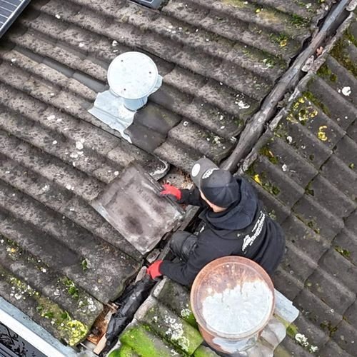 Recht leggen van dakpannen die een reiniging nodig hebben